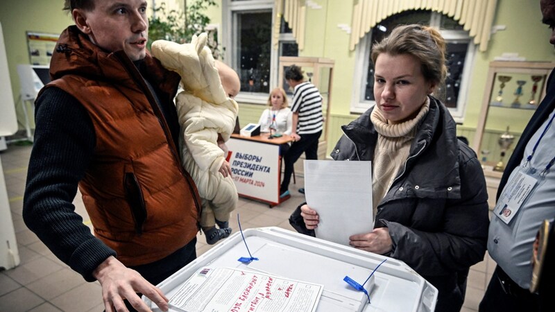 Bereits kurz nach der Wahl erhoben Beobachter Betrugsvorwürfe. (Bild: AFP)