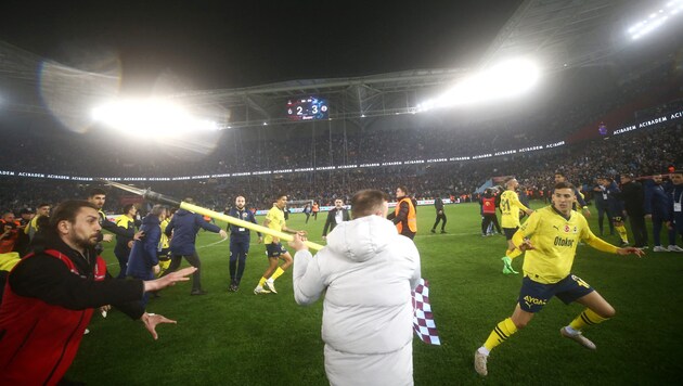 Trabzonspor fans stormed the pitch and attacked the opposing players. (Bild: DEMIROREN NEWS AAGENCY / DHA (DEMIROREN NEWS AGENCY) / AFP)
