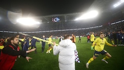 Fans von Trabzonspor stürmten den Platz und gingen auf die gegnerischen Spieler los. (Bild: DEMIROREN NEWS AAGENCY / DHA (DEMIROREN NEWS AGENCY) / AFP)