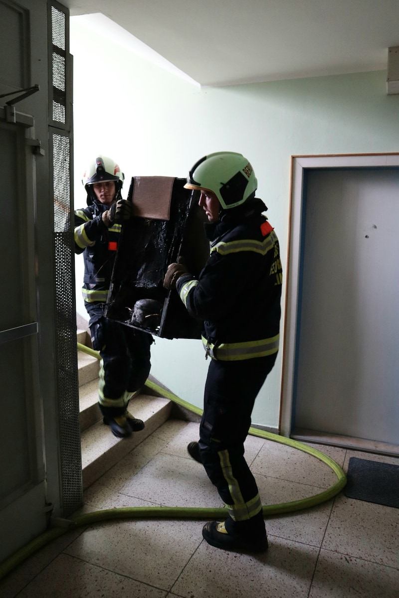 Die Feuerwehrleute brachten die zerstörten Gegenstände aus der Wohnung in Linz (Bild: BF Linz)