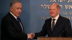 Der israelische Ministerpräsident Benjamin Netanyahu (links) und der deutsche Bundeskanzler Olaf Scholz schütteln sich nach ihren Reden am Sonntag in Jerusalem die Hand. (Bild: ASSOCIATED PRESS)