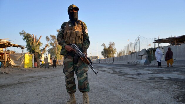 An Afghan security officer at the Afghan-Pakistani border (Bild: AFP)