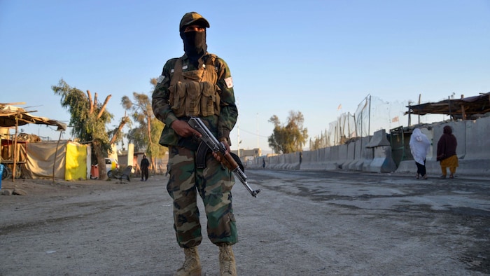 Ein afghanischer Sicherheitsbeamter an der afghanisch-pakistanischen Grenze