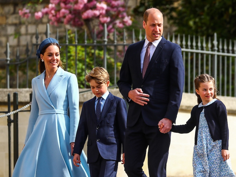 Prenses Kate ve Prens William 2023 Paskalya Pazarında çocukları George ve Charlotte ile birlikte. Kate'in teşhisi nedeniyle bu yıl Windsor Kalesi'ndeki Paskalya ayinine katılmayacaklar. (Bild: Royalfoto / Action Press / picturedesk.com)