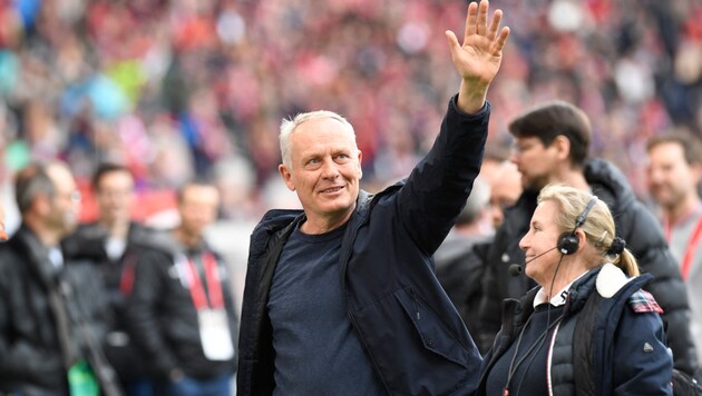 Christian Streich ist heute nach 12 Jahren das letzte Mal als Freiburg-Trainer im Heimstadion zu sehen.  (Bild: APA/AFP/Thomas KIENZLE, Photoshop)