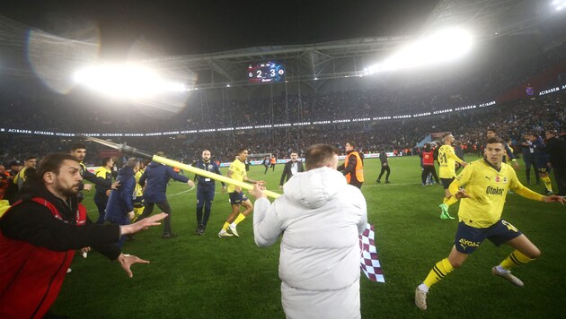 Trabzonspor fans stormed the pitch and attacked the opposing players. (Bild: APA/AFP/DHA (Demiroren News Agency)/Handout)