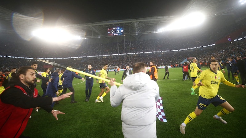 Against Fenerbahce, fans stormed the pitch and the visiting players around Müldür and Co. were brutally attacked - the scandalous scenes went around the world. (Bild: APA/AFP/DHA (Demiroren News Agency)/Handout)