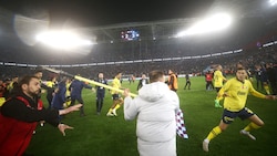 Fans von Trabzonspor stürmten den Platz und gingen auf die gegnerischen Spieler los. (Bild: APA/AFP/DHA (Demiroren News Agency)/Handout)