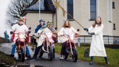 Kamele waren gestern: In Andelsbuch setzen die Sternsinger auf moderne Verkehrsmittel. (Bild: Andrea Sohm)