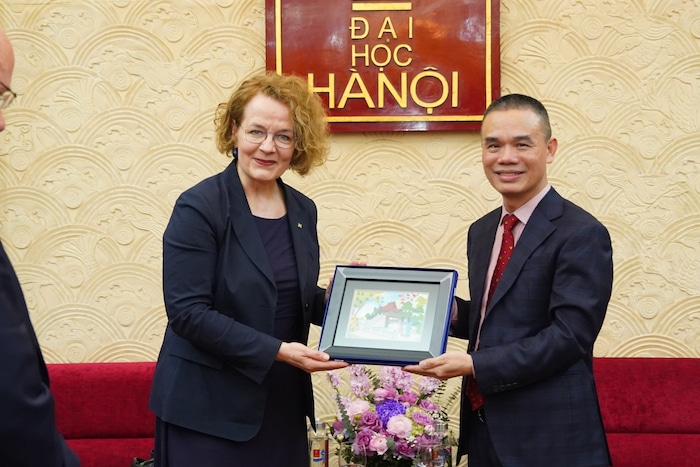 Landesrätin Christiane Teschl-Hofmeister mit Nguyen Van Trao, Präsident der Universität Hanoi 