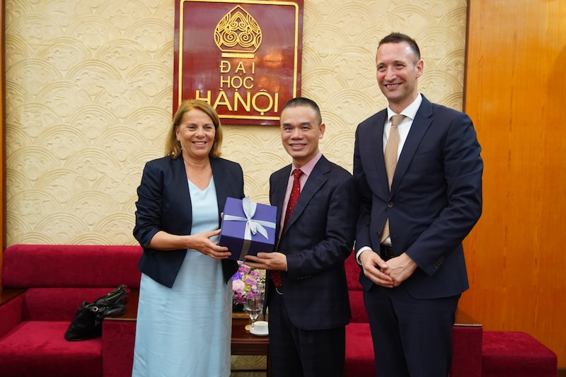 Die beiden IMC-Geschäftsführer Ulrike Prommer und Udo Brändle mit Nguyen Van Trao, Präsident der Universität Hanoi (Bild: Phong Truyen Thong)