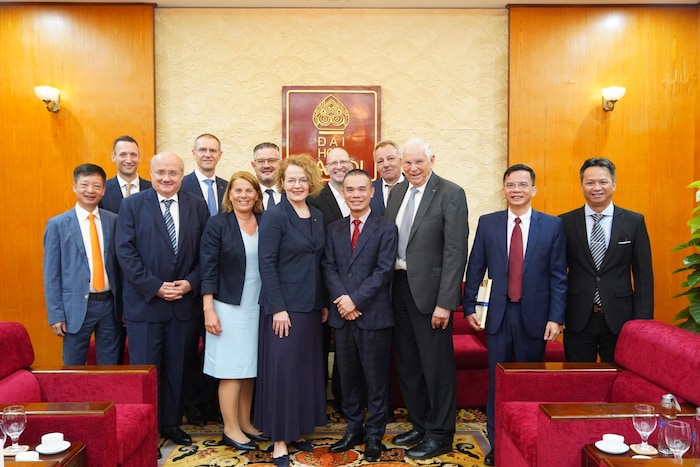 Die Universität Hanoi begrüßt die österreichische Delegation