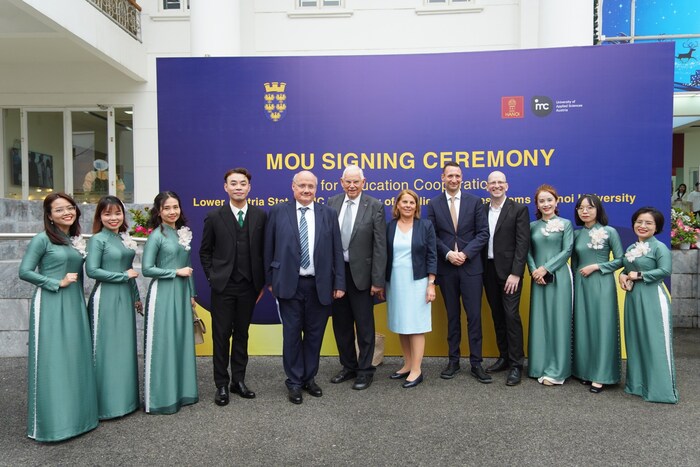 Deutschlehrerinnen der Universität Hanoi mit dem Direktor des „International Education Program ...