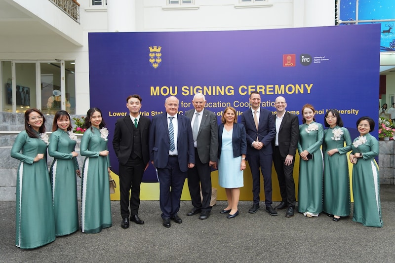 Deutschlehrerinnen der Universität Hanoi mit dem Direktor des „International Education Program Center“ Nhat Tuan Nguyen, (li.), dem Österreichischen Botschafter Hans-Peter Glanzer, IMC-Aufssichtsratsvorsitzender Heinz Boyer, IMC-Geschäftsführer Ulrike Prommer und Udo Brändle, Professor Markus Golla (Bild: Phong Truyen Thong)