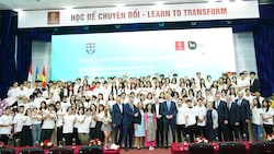 Gegen Fachkräftemangel: Junge Menschen aus Vietnam werden in Krems zu Pflegeassistenten ausgebildet. Eine Delegation besuchte die Projektteilnehmer an der Universität Hanoi.  (Bild: Phong Truyen Thong)