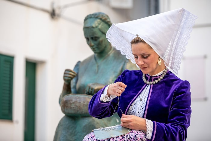 Under the protection of UNESCO - Pag lace 