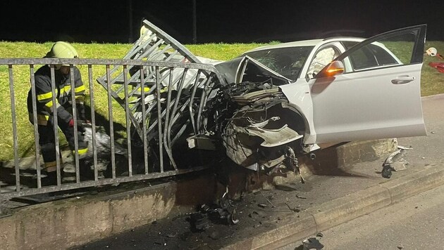 Am Auto entstand erheblicher Schaden. (Bild: Feuerwehr Lebring St. Margarethen)