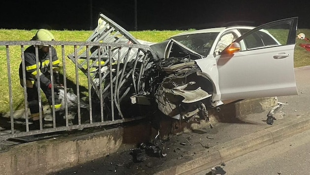 El coche sufrió daños considerables. (Bild: Feuerwehr Lebring St. Margarethen)