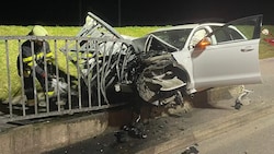 Am Auto entstand erheblicher Schaden. (Bild: Feuerwehr Lebring St. Margarethen)