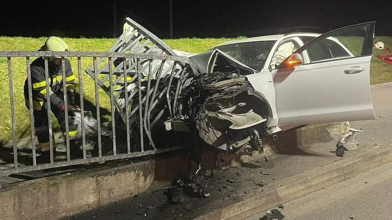 La voiture était tellement coincée dans le garde-corps que les pompiers ont dû intervenir avec des engins lourds. (Bild: Feuerwehr Lebring St. Margarethen)