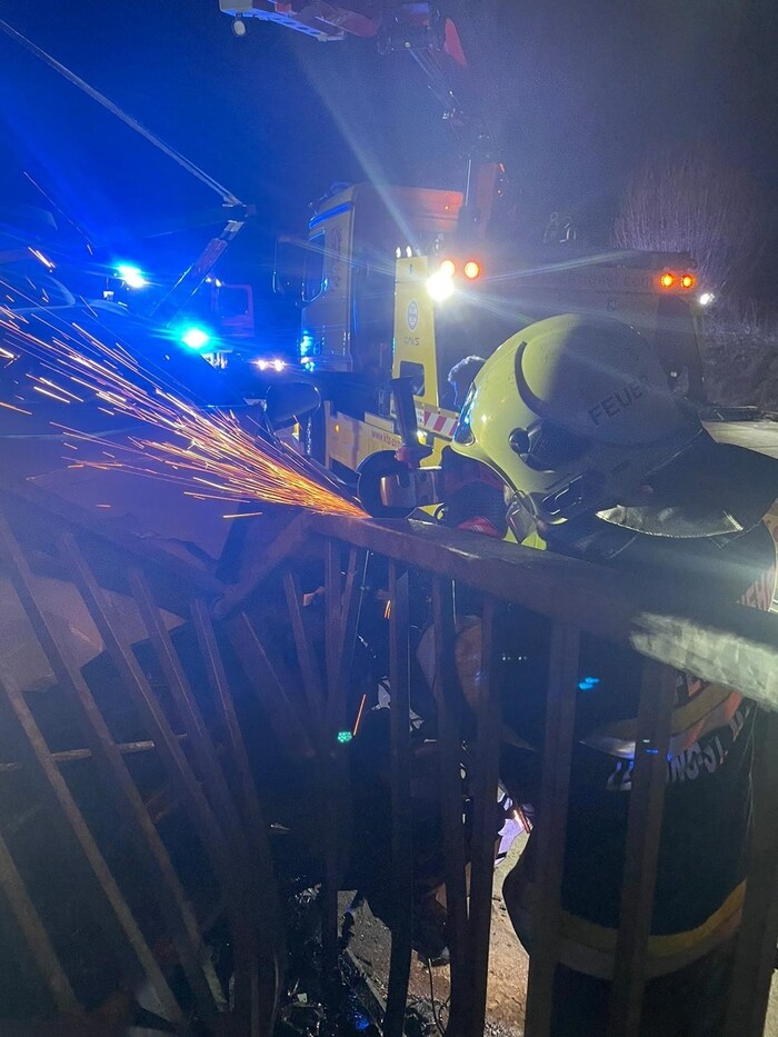La voiture était tellement coincée dans le garde-corps que les pompiers ont dû intervenir avec de gros engins.
