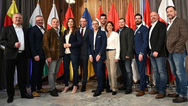 The FPÖ candidates (except Kickl) for the 2024 EU elections - from left: Gerald Hauser, Roman Haider, Georg Mayer, Petra Steger, list leader Harald Vilimsky, FPÖ Federal Party Chairman Herbert Kickl, Udo Landbauer, Elisabeth Dieringer-Granza, Peter Schmiedlechner, Robin Raudaschl, Joachim Fritz and Michael Gmeindl (Bild: APA/Helmut Fohringer)