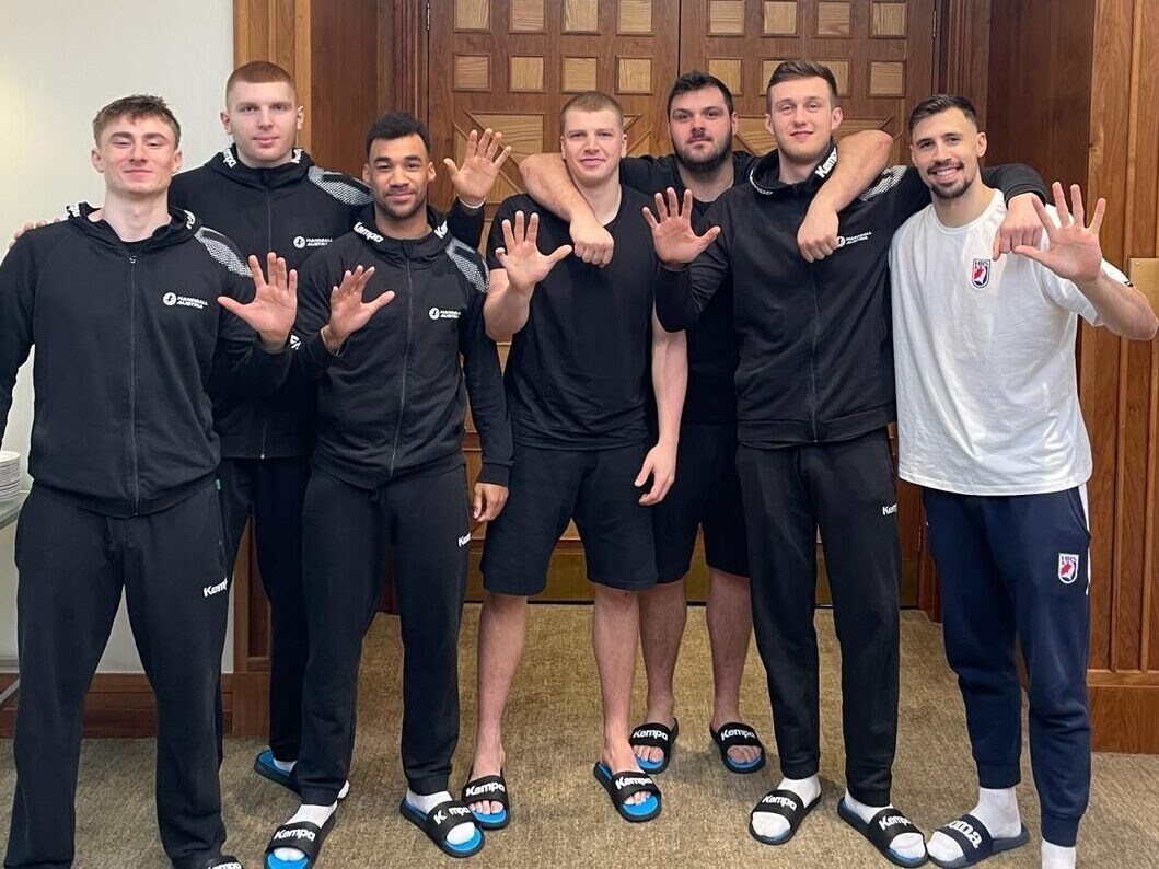 Fivers family: Nigg (from left), Bergmann, Damböck, Hutecek, Wagner and Bilyk with buddy and Croatia star Ivan Martinovic. (Bild: Fivers) Fivers family: Nigg (from left), Bergmann, Damböck, Hutecek, Wagner and Bilyk with buddy and Croatia star Ivan Martinovic. (Bild: Fivers)