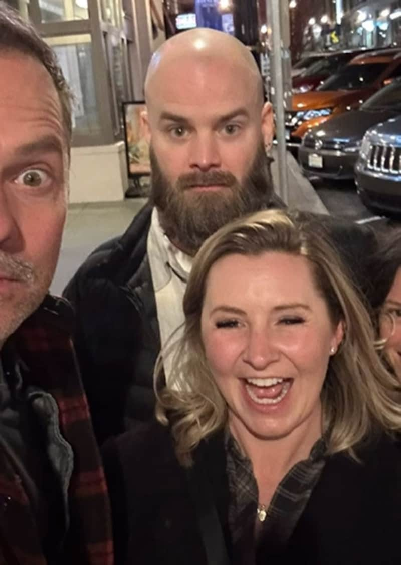 Beverley Mitchell posted pictures of her reunion with David Gallagher, who is almost unrecognizable with his bald head and beard. (Bild: www.instagram.com/beverleymitchell)