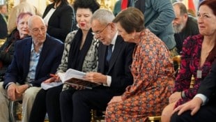 Großes Interesse zeigen Bundespräsident Alexander Van der Bellen, Ehefrau Doris Schmidauer (re.) sowie Susanne Trauneck vom Jewish Welcome Service an der Autobiografie von Carlos Burger (li.), dessen Eltern vor den Nazis fliehen mussten. (Bild: Reinhard Holl)