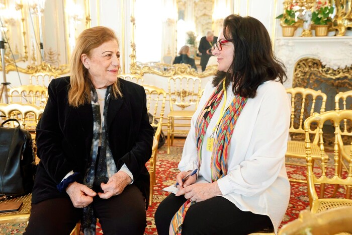 Dorit Schallinger (left) - she is related to Bruno Kreisky's family - in conversation with ...