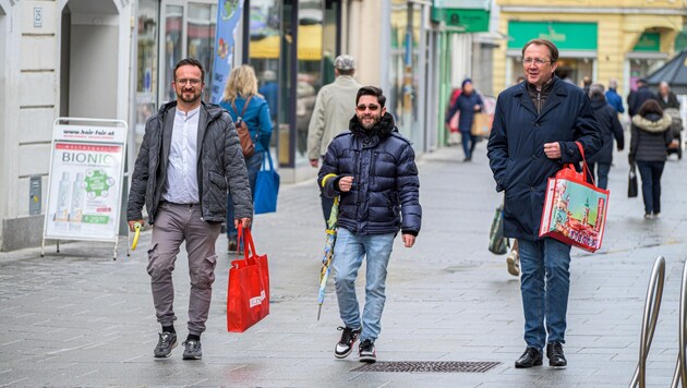 Sehen die City als „gesund“: Stadtchef Matthias Stadler, Lukas Stefan vom Wirtschaftsservice, Matthias Weiländer vom Stadtmarketing (von rechts) (Bild: Arman Kalteis)