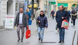 Sehen die City als „gesund“: Stadtchef Matthias Stadler, Lukas Stefan vom Wirtschaftsservice, Matthias Weiländer vom Stadtmarketing (von rechts) (Bild: Arman Kalteis)