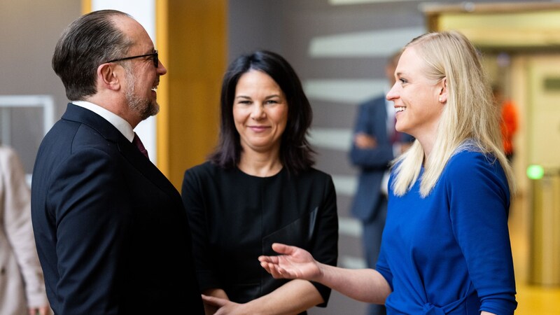 Von links: Alexander Schallenberg mit seinen Amtskolleginnen Annalena Baerbock (Deutschland) und Elina Valtonen (Finnland) (Bild: Außenministerium/Michael Gruber)