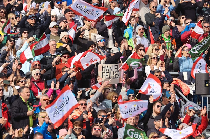 Die Stimmung ist ausgelassen. Bei der WM können allein auf den Tribünen im Zielraum 15.000 Leute Platz nehmen.  (Bild: Andreas Tröster)