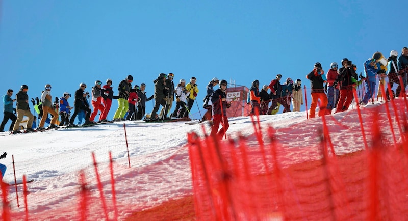 Einige Skifahrer waren aber doch zu sehen. Sie verfolgten die Rennen vom Pistenrand aus. (Bild: Andreas Tröster)