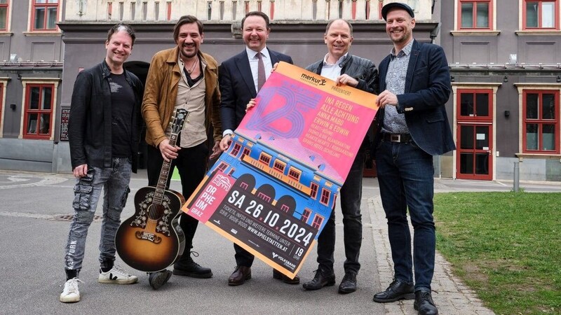 125 Jahre Orpheum Graz: Robert Veigl und Christian Stani von der Headlinerband Alle Achtung, Vorstandsdirektor Christian Kladiva (Merkur Versicherung), Geschäftsführer Bernhard Rinner und Bernd Hecke, beide von den Grazer Spielstätten (v. li.) (Bild: Martin Schönbauer)
