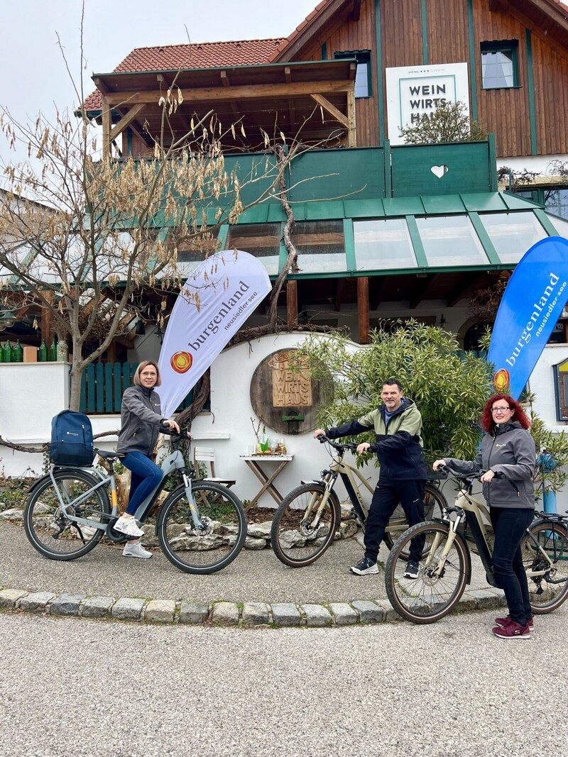 Michael Wlaschits mit den Projektleiterinnen Andrea Posch und Diana Witassek-Treiber vor seinem „Weinwirtshaus“ in Klingenbach. (Bild: zVg)