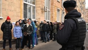 Die Protestaktion „Mittag gegen Putin“ in Moskau (Bild: APA/AFP/Natalia Kolesnikova)