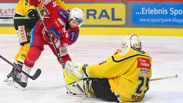 Raphael Herburger and the KAC have to get in front of Pustertal's goal. (Bild: f. pessentheiner)