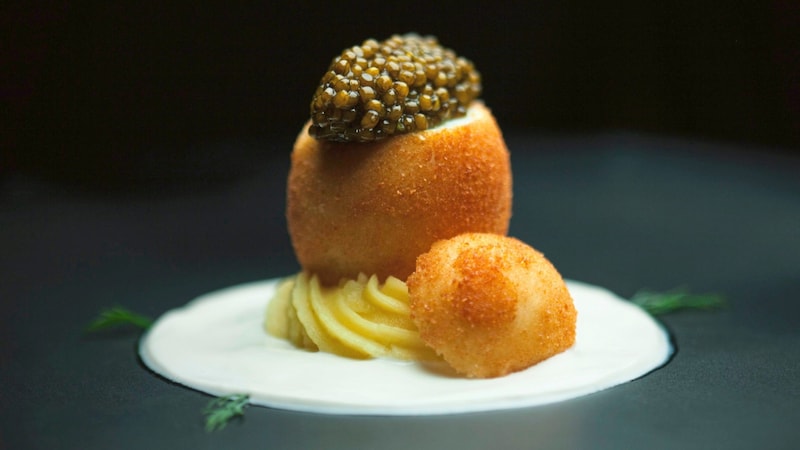 On the menu at Landhaus Bacher for 30 years: the caviar egg (Bild: ServusTV / Markus Christ)