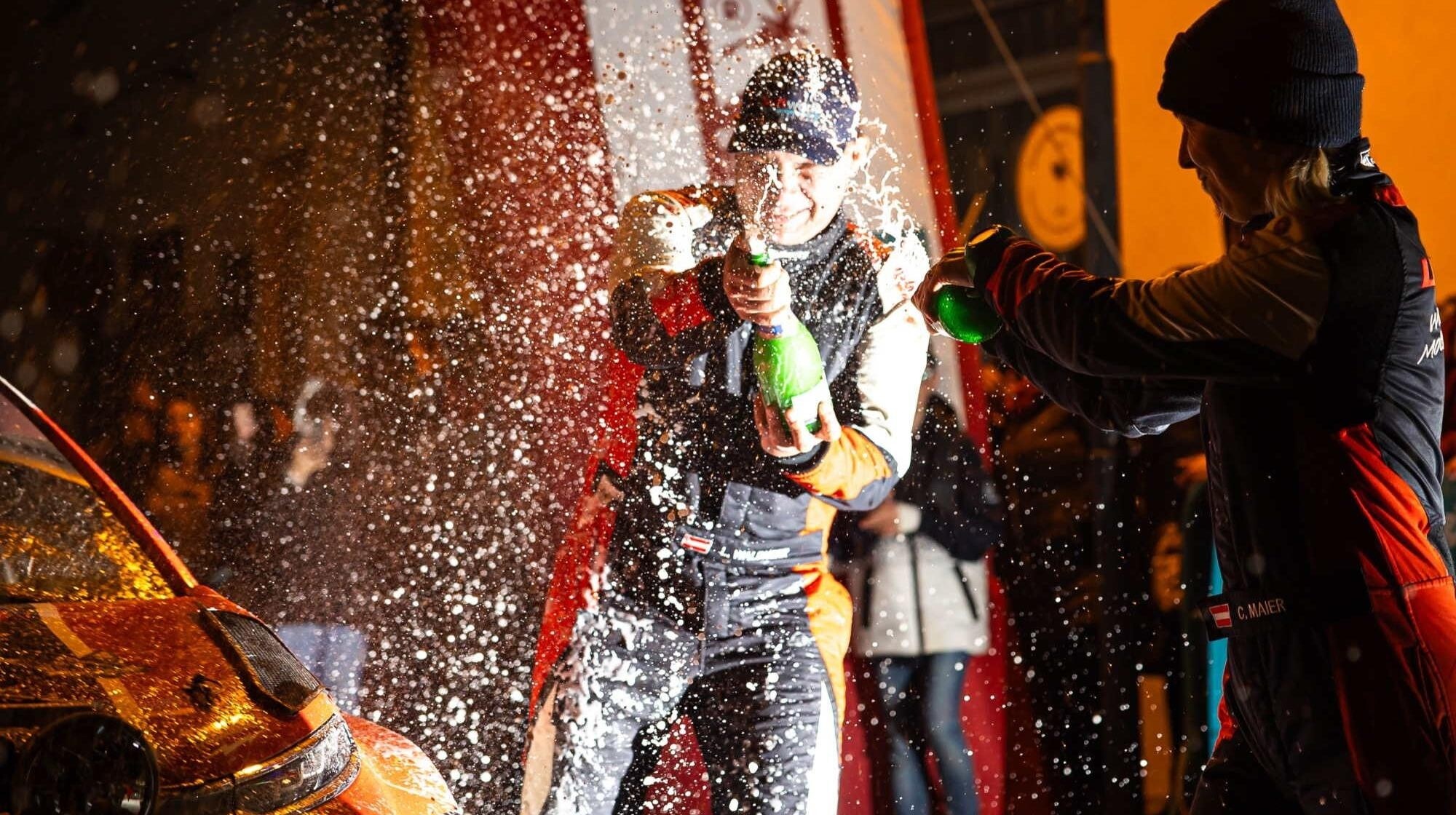 Luca Waldherr feierte seinen besten Meisterschafts-Platz auf dem Podium ausgelassen. (Bild: GEPA pictures/ Matthias Trinkl)