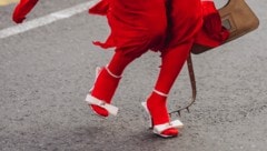 Rote Strumpfhosen sind seit einem Jahr total angesagt, kombiniert mit weißen Schuhen ist der Style besonders auffällig.  (Bild: Claire Guillon / Camera Press / picturedesk.com)