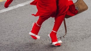 Rote Strumpfhosen sind seit einem Jahr total angesagt, kombiniert mit weißen Schuhen ist der Style besonders auffällig.  (Bild: Claire Guillon / Camera Press / picturedesk.com)