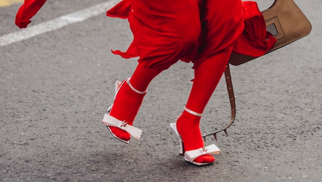 Los leotardos rojos están de moda desde hace un año y, combinados con zapatos blancos, resultan especialmente llamativos. (Bild: Claire Guillon / Camera Press / picturedesk.com)