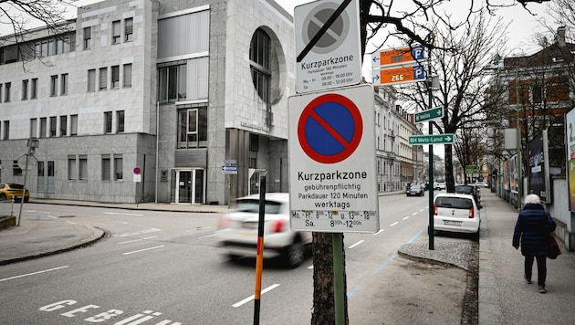Two different short-term parking zones meet opposite the Wels provincial court (Bild: Wenzel Markus)