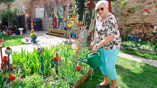 Ingrid Pfeiffer bedeuten die Pflanzen in dem Garten in ihrer Wohnhausanlage sehr viel. (Bild: klemens groh)