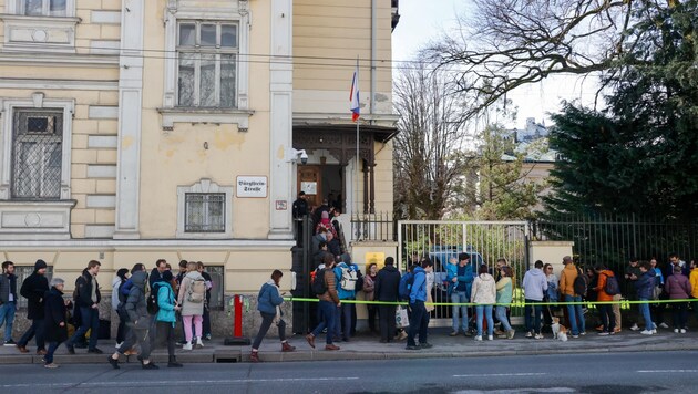 Russians abroad queued for hours in Salzburg to cast their vote (Bild: Tschepp Markus)