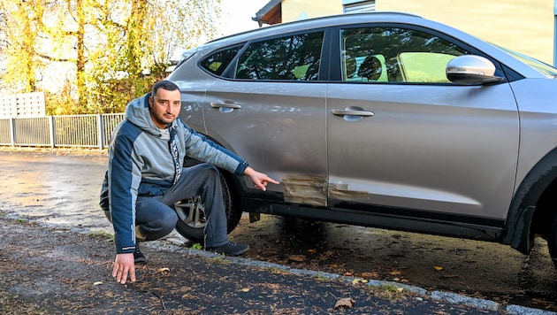 Sergey N. from Leonding with his Hyundai: He shows where the transporter's trailer hit the SUV. (Bild: © Harald Dostal / 2023)