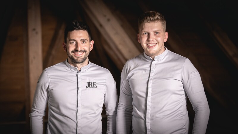 Lukas Kapeller (l.) und Michael Schlöglhofer kochen in Steyr für ihre Gäste von Mittwoch bis Samstag. (Bild: Peter C. Mayr)