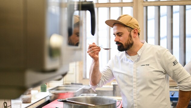 Lukas Nagl prägt die Küche des Restaurant Bootshaus in Traunkirchen. (Bild: Markus Wenzel)